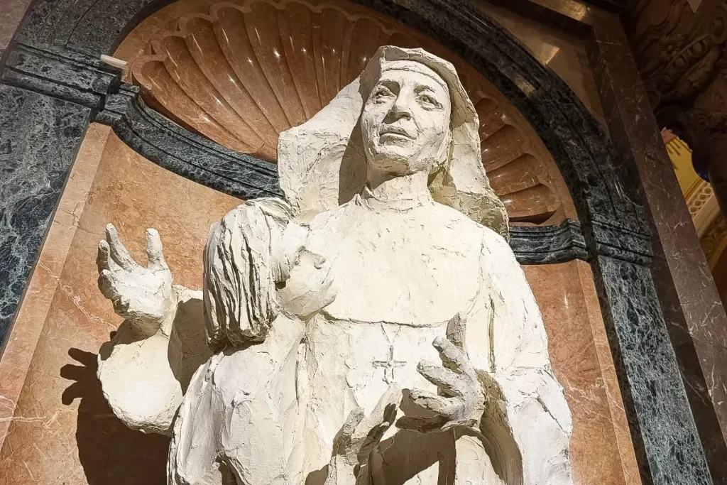 En Turín, la estatua de S. María Troncatti guarda la memoria y su mensaje de paz